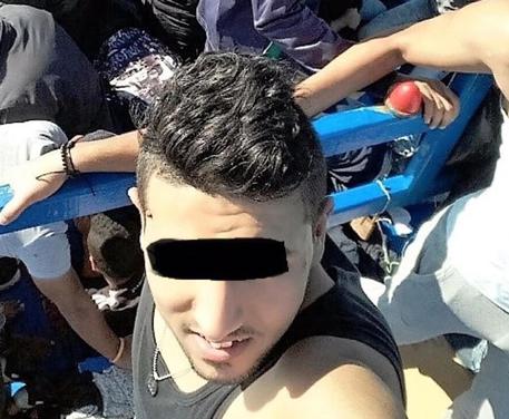 Migranti: scafista incastrato da un selfie © ANSA