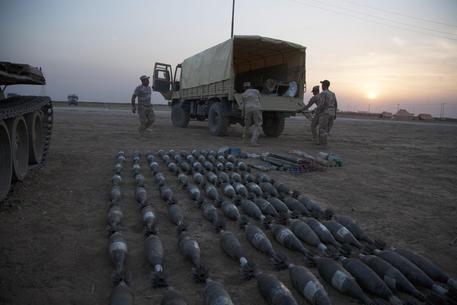 Iraqi army confiscate weapons from IS © EPA