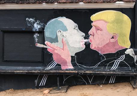 Un murales che ironizza sul rapporto tra Putin e Trump © ANSA