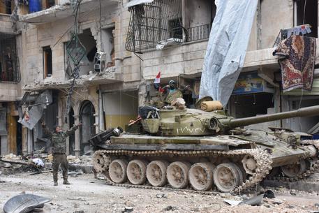 Un carro armato governativo ad Aleppo © ANSA 