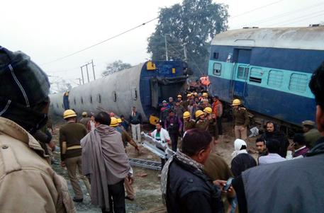 Treno deragliato in India in una foto di archivio © EPA