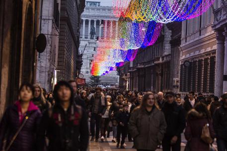 Natale a Roma, strade affollate per lo shopping per i regali © ANSA 