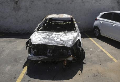 L'auto bruciata dell'ambasciatore greco © ANSA 