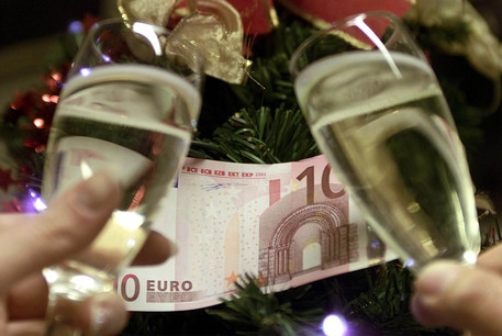 Un brindisi all'euro, la nuova moneta, 1 gennaio 2002 © ANSA