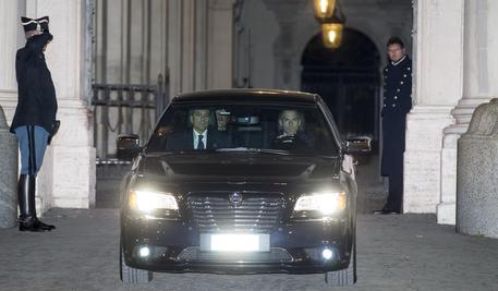 Matteo Renzi esce dal Quirinale dopo essersi dimesso © ANSA
