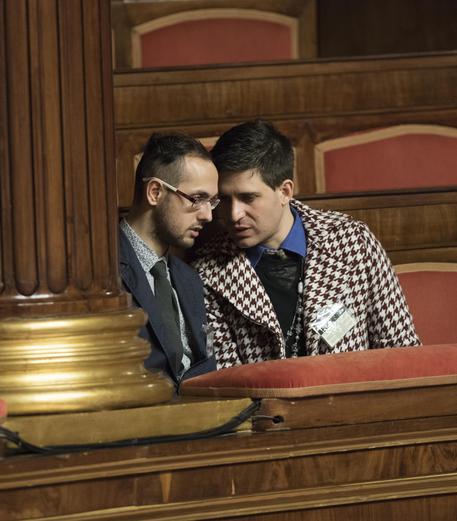 I due ragazzi in tribuna del Senato che secondo il senatore Carlo Giovanardi si sarebbero baciati  durante la discussione sul ddl Cirinna' © ANSA