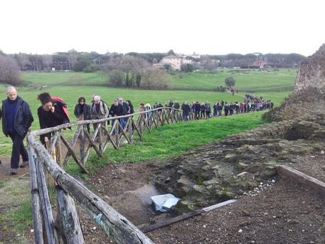 Archeologi e cittadini alla Passeggiata sull'Appia organizzata dalla Associazione Bianchi Bandinelli per ricordare Antonio Cederna a vent'anni dalla morte © ANSA