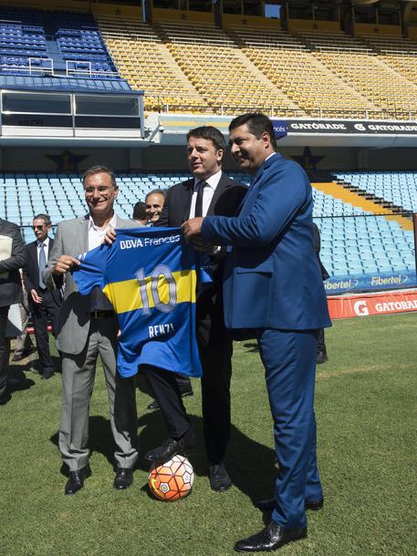 Renzi visita lo stadio del Boca Juniors