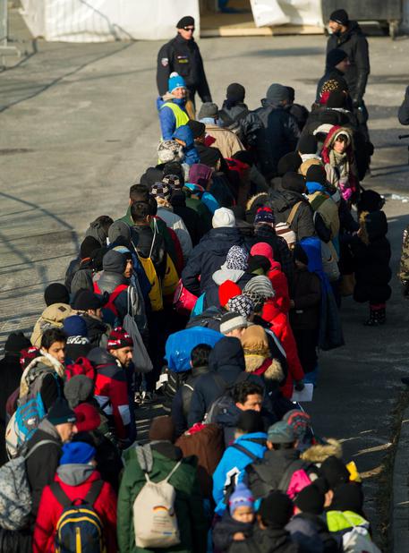 Migranti al confine © EPA