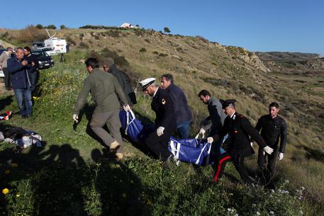 Migranti, il corpo recuperato viene portato via © ANSA