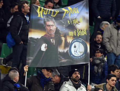 I tifosi dell'Inter con una bandiera con Mourinho vestito come Harry Potter © ANSA