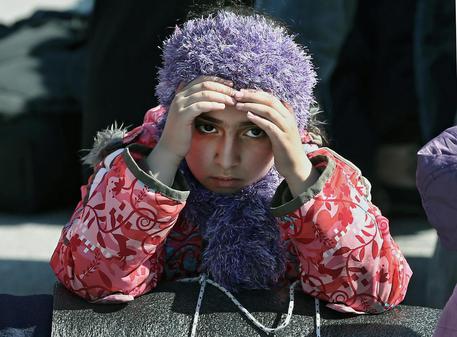 Una ragazzina aspetta al porto di Atene - foto d'archivio - © EPA