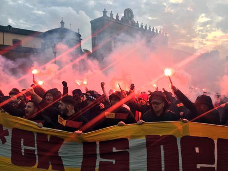 Tifosi del Galatasaray a piazza del Popolo a Roma, davanti a Villa Borghese © ANSA