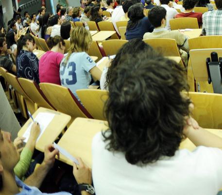 Universitari seguono una lezione in aula, foto archivio © Ansa