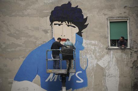 Maradona torna a Napoli,restaurato murales in centro storico © ANSA