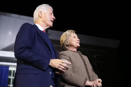 Hillary Clinton, Bill Clinton © AP