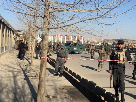 Soldati vicino al ministero della Difesa dopo l'attentato © EPA