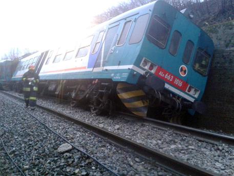 Maltempo: deraglia treno nel Biellese, illesi passeggeri © ANSA