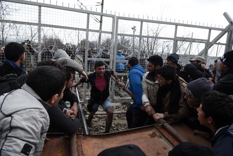 Migranti sfondano tratto barriera Grecia-Macedonia © AP