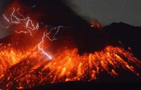Giappone: violenta eruzione vulcano a sud, lava a valle © AP