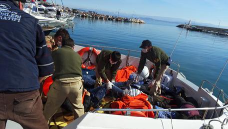 Soldati turchi recuperano i corpi dei profughi annegati nel naufragio © EPA