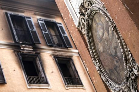 Incendio in un palazzo nel centro di Roma, un morto © ANSA