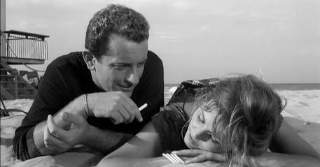Riccardo Garrone e Claudia Cardinale in una foto di scena del film 'La ragazza con la valigia' © ANSA