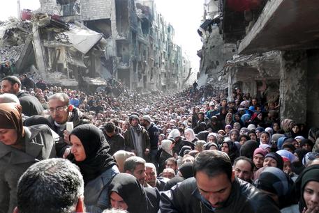 Migliaia di siriani fuggono dal Paese in guerra © AP