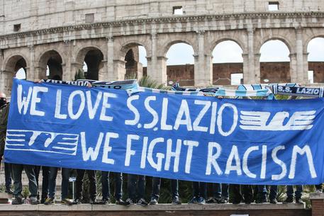Calcio: flash mob al Colosseo, tifosi Lazio contro razzismo © ANSA