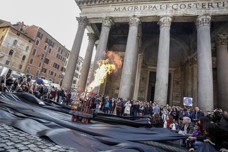 Il flash mob di Greenpeace contro le trivelle al Pantheon a Roma © ANSA