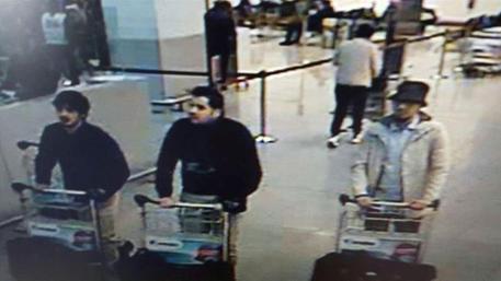I terroristi in aeroporto. Ancora caccia all'uomo con il cappello © AP