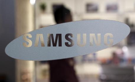 Samsung brevetta lenti a contatto smart, con fotocamera © AP