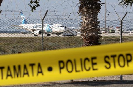 Hijacked Egypt Air A320 in Larnaca © EPA