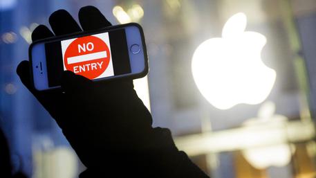 Febbraio 2016, manifestazione davanti all'Apple Store di New York in sostegno di Cupertino dopo la vicenda iPhone-Fbi. © ANSA