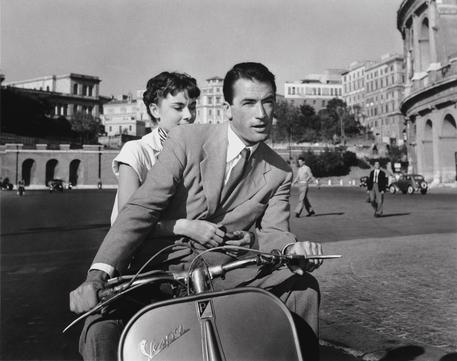 Audrey Hepburn e Gregory Peck in una scena del film 'Vacanze romane' © ANSA