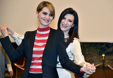 Paola Cortellesi e Laura Pausini, protagoniste di 'Laura&Paola' su Rai1 © ANSA