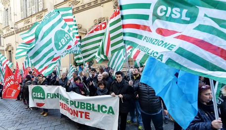 Manifestazione sindacale, bandiere della Cisl © ANSA