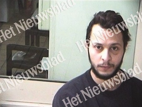 Salah Abdeslam dopo l'arresto nella foto apparsa sul quotidiano belga Het Nieuwsblad © Ansa