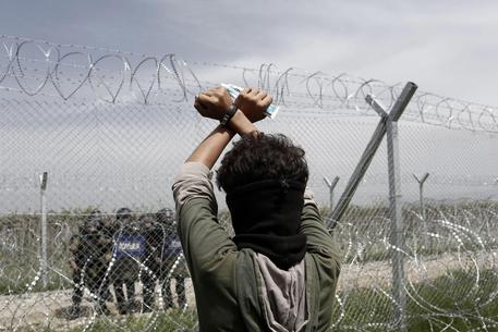 Migranti nel campo di Idomeni in Grecia © EPA