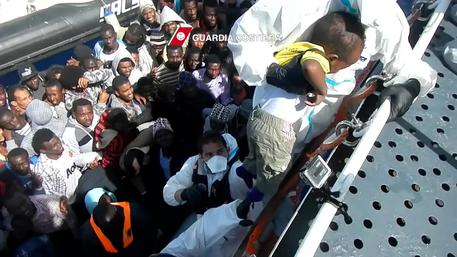 Un momento delle operazioni di soccorso a 3 gommoni, con a bordo in totale 371 persone, da parte di Nave Peluso CP905 della Guardia Costiera, 12 aprile 2016 © ANSA