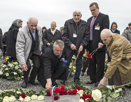 Cerimonia in ricordo delle vittime dei campi di concentramento © AP