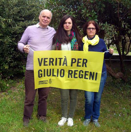 Una foto tratta dal profilo Facebook di Irene Regeni, mostra i genitori e la sorella di Giulio  Regeni © ANSA