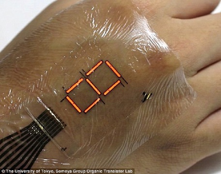 Pelle 'elettronica' trasforma il corpo in display luminoso (fonte: Someya Laboratory) © Ansa
