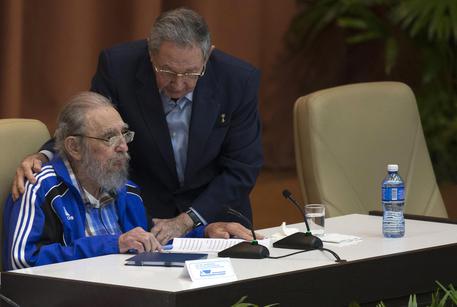Fidel Castro, Raul Castro © AP