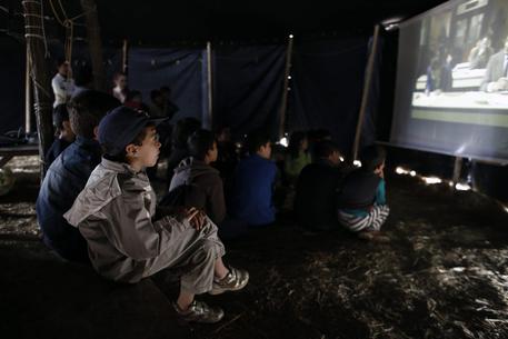 Il cinema improvvisato per i bimbi in una tenda a Idomeni © EPA