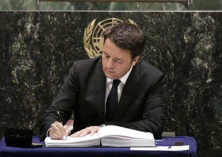 Matteo Renzi firma l'accordo sul clima © AP