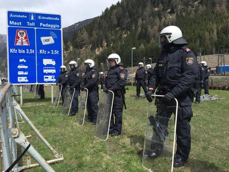 Poliziotti austriaci in assetto antisommossa © ANSA