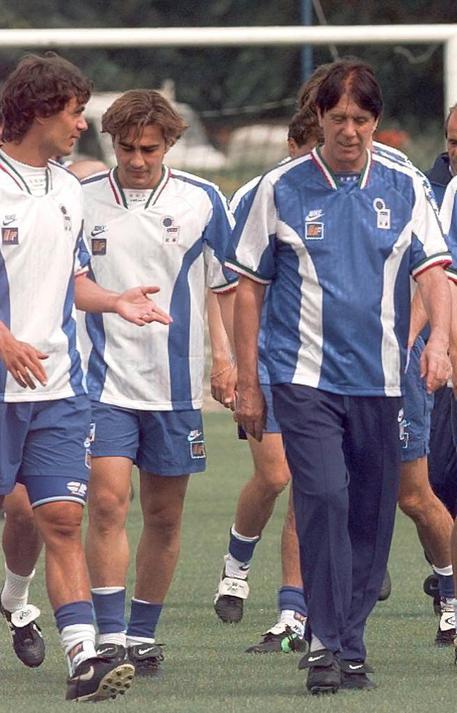 6 giugno 1997 Il ct azzurro Cesare Maldini (D) ascolta il figlio Paolo (S) nello stadio di Trevoux,  in Francia, durante un allenamento. © ANSA 