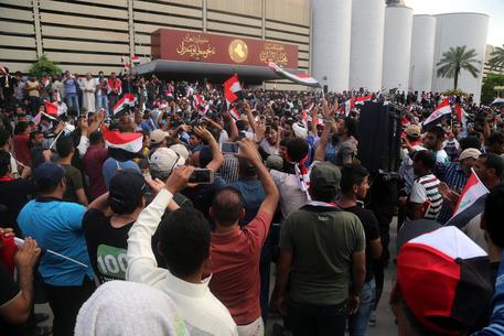 L'invasione del Parlamento iracheno da parte dei manifestanti sciiti pro-Sadr. © EPA