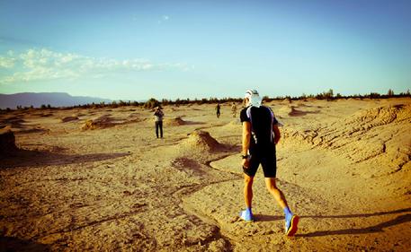 Maratona nel deserto iraniano © ANSA